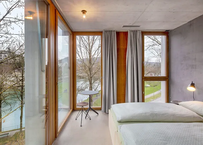 伯尔尼青年旅舍 *